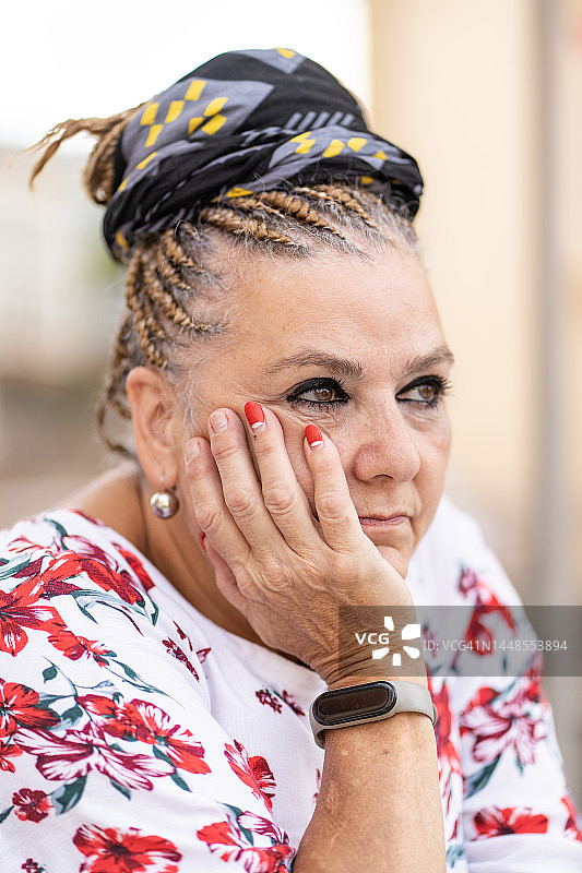 忧心忡忡的现代老年妇女图片素材