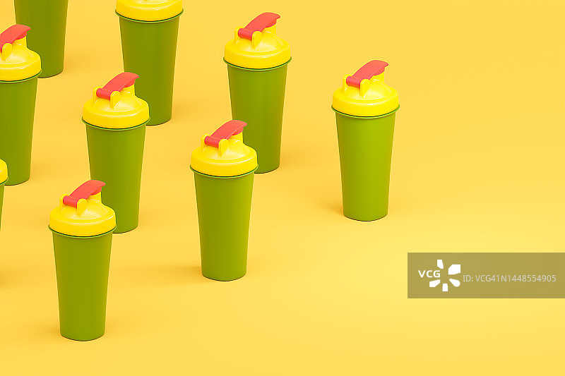 橙色背景上的绿色、橙色和红色蛋白奶昔或能量饮料罐子，健康饮食和运动理念图片素材