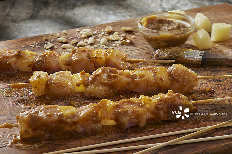 准备花生酱菠萝鸡肉串图片素材