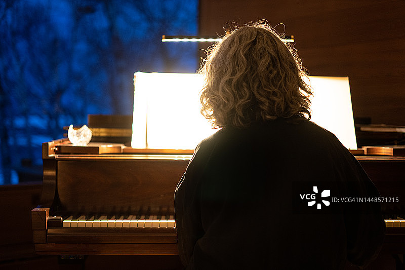 弹钢琴的中年妇女图片素材