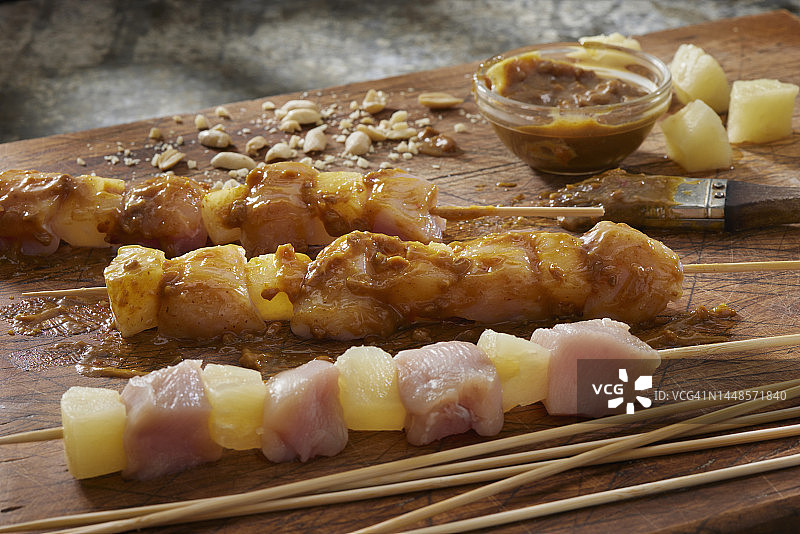 准备花生酱菠萝鸡肉串图片素材