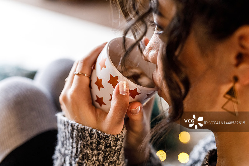 年轻女人享受一杯带有棉花糖的热巧克力图片素材