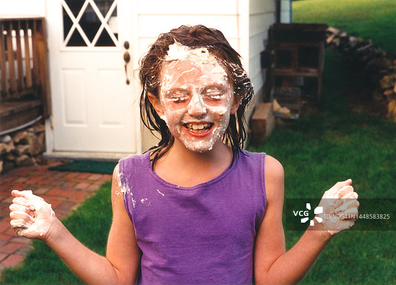 脸上的馅饼食物大战，1990年代的快乐儿童图片素材