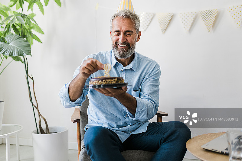 年长的男人在家庆祝生日并进行视频通话图片素材