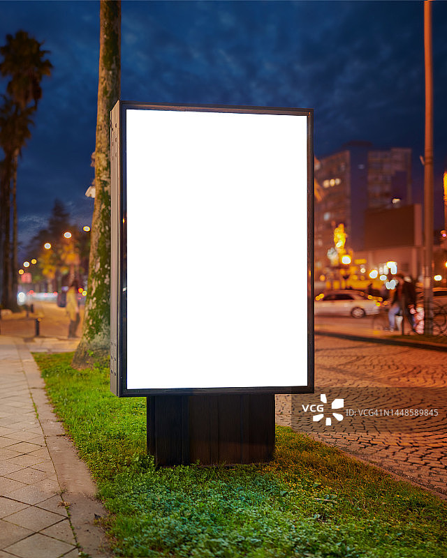 夜晚城市街道人行道上的空白城市灯箱banner样机图片素材