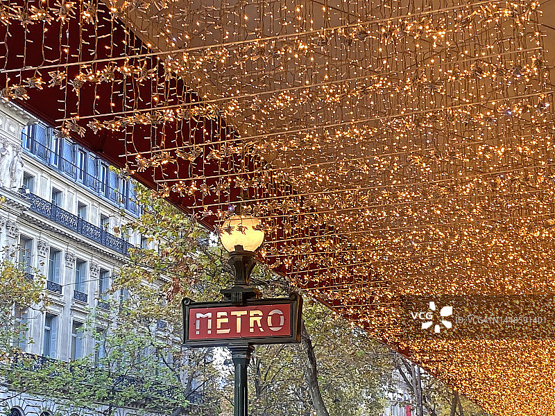 巴黎地铁站圣诞灯饰，法国图片素材