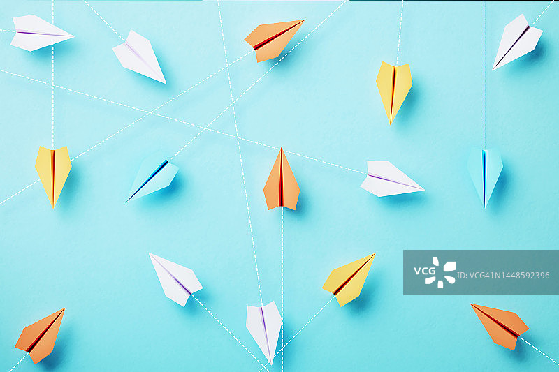 蓝色背景上的虚线纸飞机图片素材