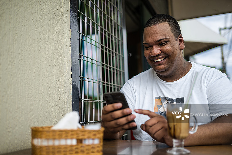 在咖啡店使用手机图片素材