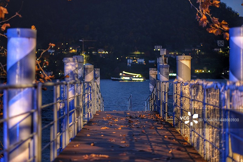 湖边系泊码头图片素材