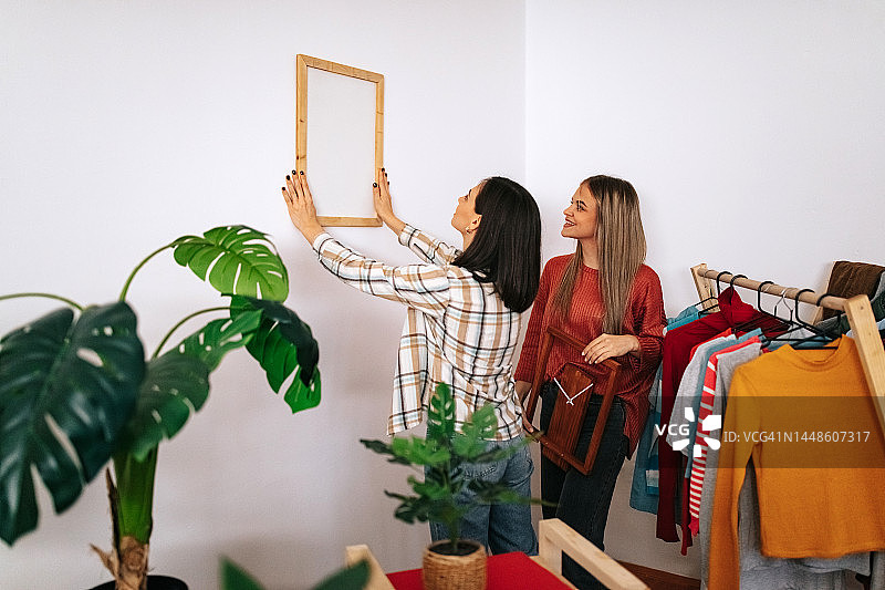 墙上悬挂的画图片素材