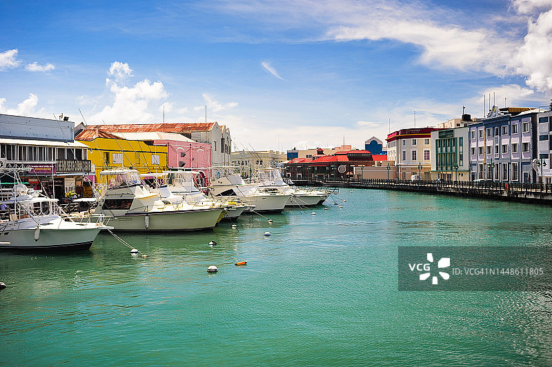 巴巴多斯布里奇敦市中心运河上的船只图片素材