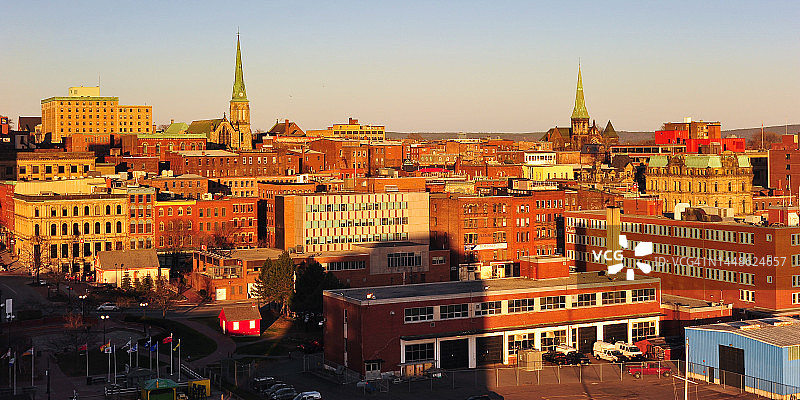 加拿大新不伦瑞克省圣约翰市日落时分的天际线图片素材