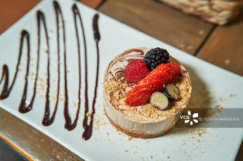 百利甜芝士蛋糕配草莓和浆果图片素材