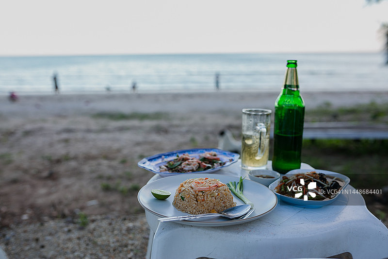 沙滩餐桌上的食品和饮料图片素材