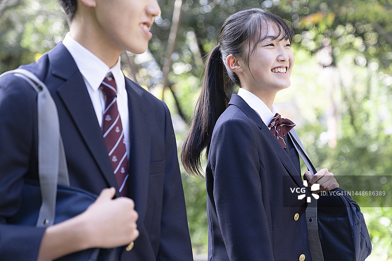 在公园里散步的高中生图片素材