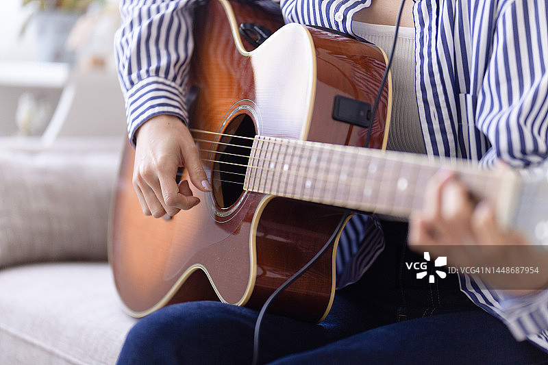 女人弹吉他的手图片素材