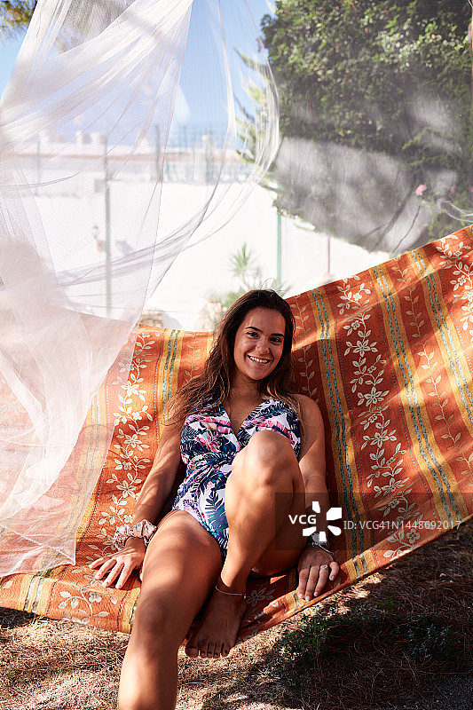 微笑的西部女性在吊床上图片素材