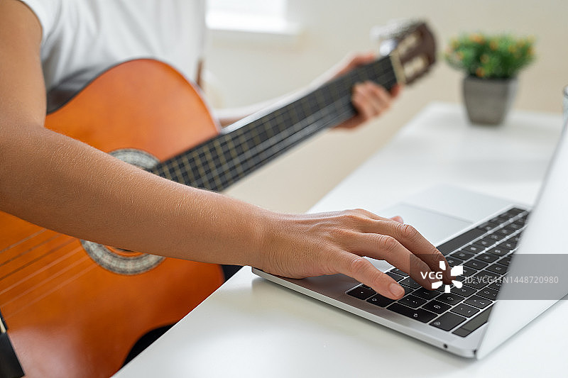 观看在线教程学习弹吉他图片素材