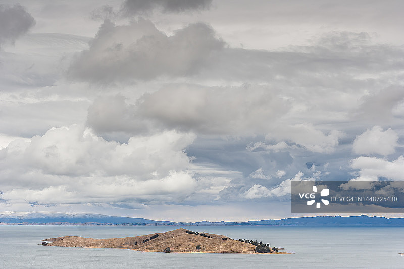 的的喀喀湖中的岛屿图片素材