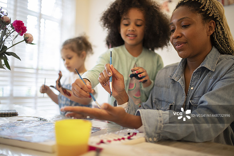母女在桌旁绘画图片素材