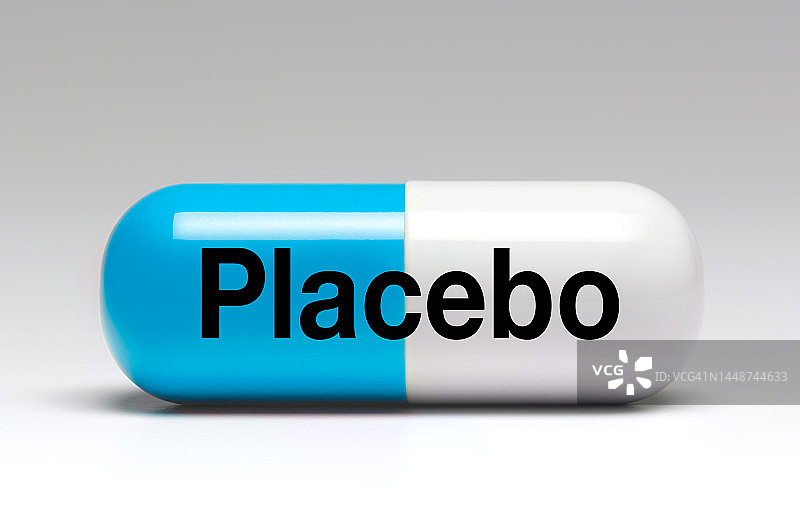 白色背景中的安慰剂胶囊图片素材