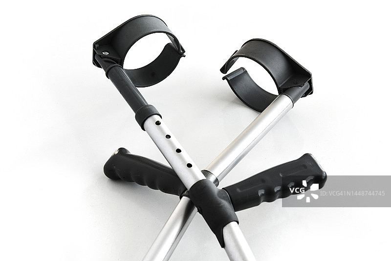 被丢弃的一对拐杖图片素材