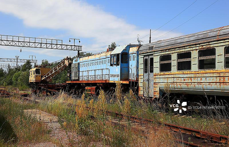 切尔诺贝利核电站30公里禁区内的普里皮亚季火车站机车和起重机图片素材