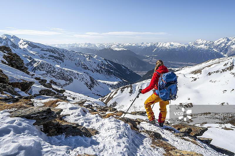 冬季米特蔡格尔科格山的滑雪登山者图片素材