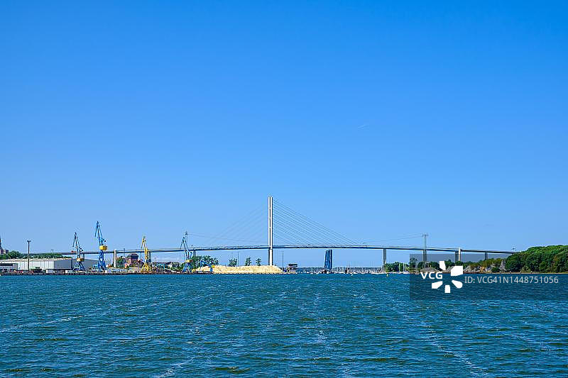 德国梅克伦堡-前波莫瑞州斯特拉尔松新吕根大桥风光图片素材