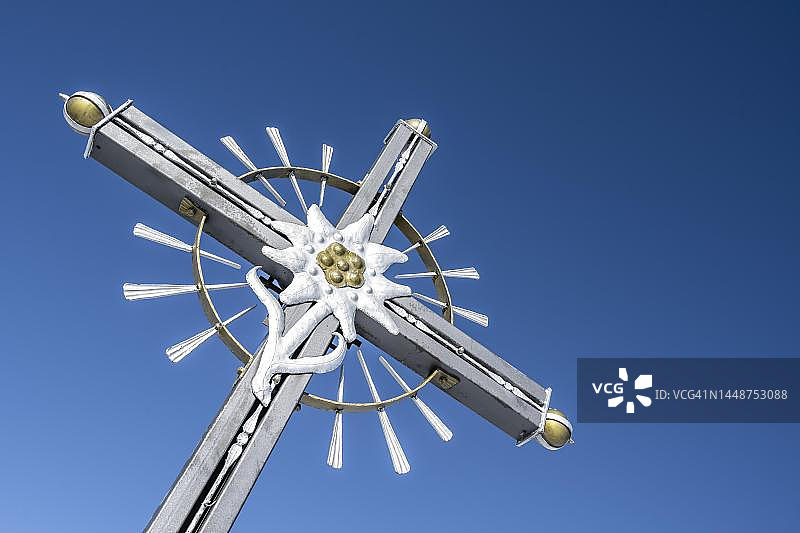 德国巴伐利亚州松塔格峰顶十字架与雪绒花图片素材