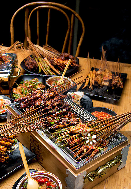 中式美食：深夜烧烤派对美食图片素材