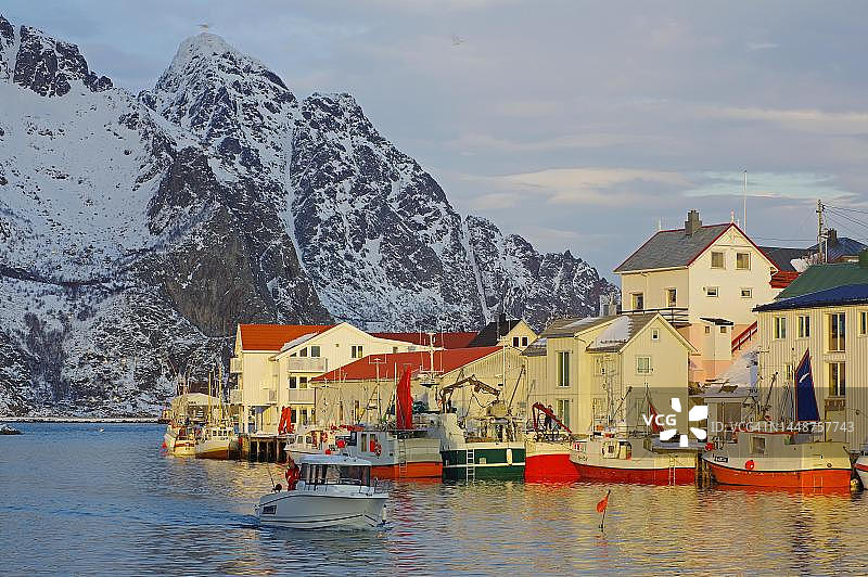 挪威亨宁斯维尔港口的小渔船，冬季景观，傍晚的灯光图片素材