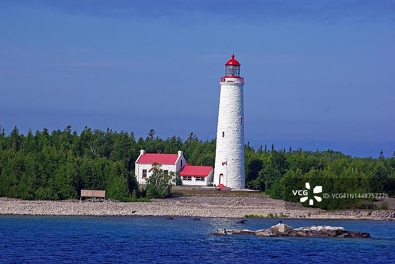 加拿大安大略省马尼图林岛布鲁斯半岛上的白色灯塔图片素材