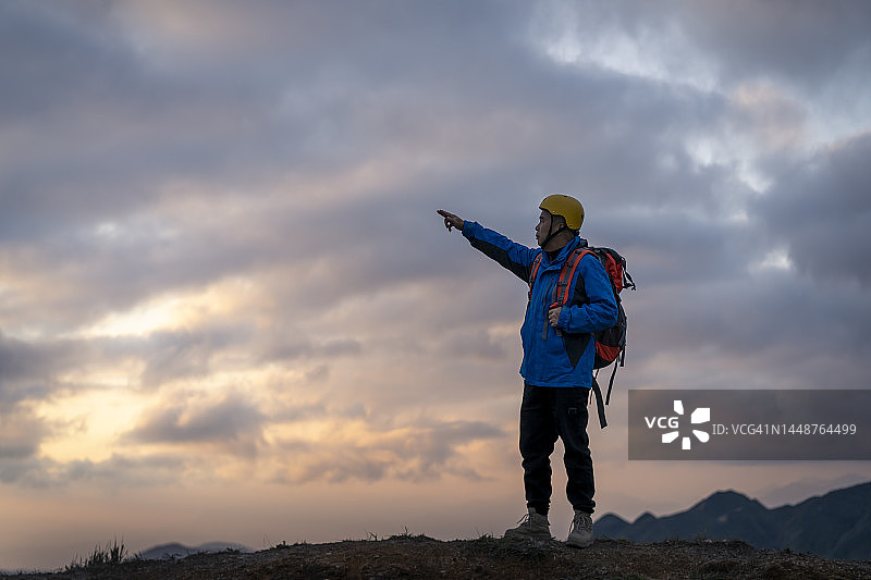 户外高山上的男人登山者图片素材