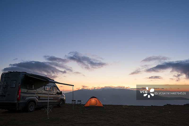 傍晚户外的房车和露营帐篷图片素材