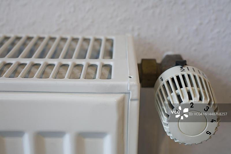 供暖恒温器、散热器，供暖，卫生，楼宇服务，能源供应，热力，德国下萨克森州图片素材