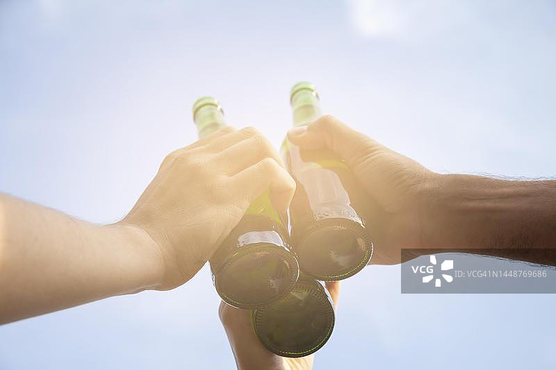 用啤酒瓶干杯，德国图片素材