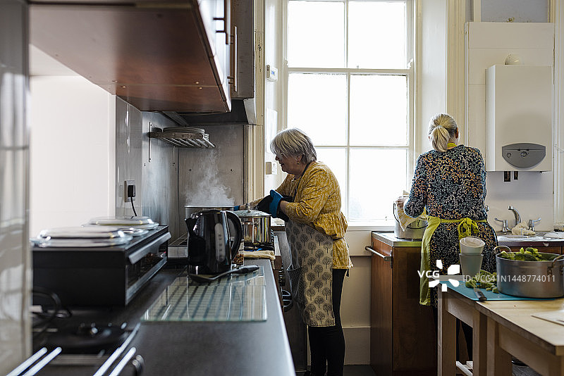 在厨房里忙碌的志愿者们图片素材