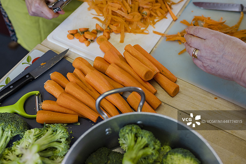 新鲜去皮的胡萝卜图片素材