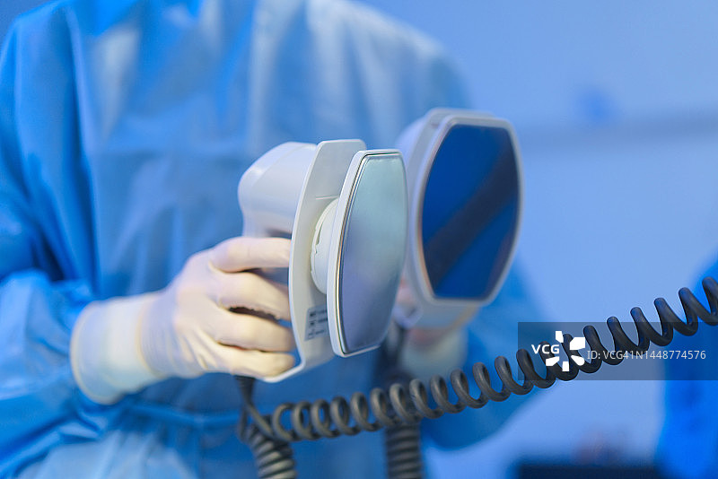 医生手持除颤器特写图片素材