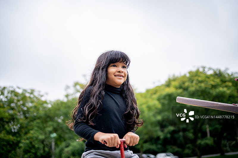 在城市公园玩耍的亚洲女孩图片素材
