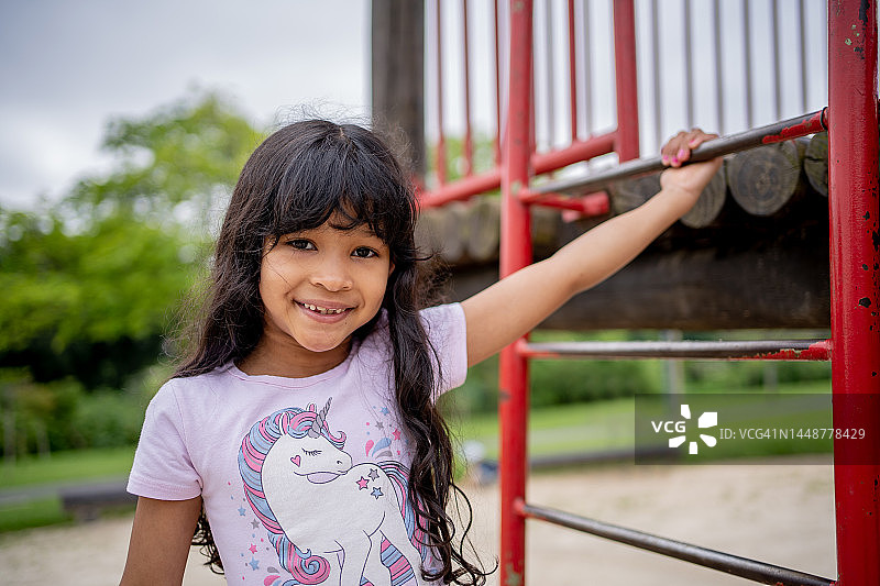 在公园里玩耍的亚洲儿童图片素材