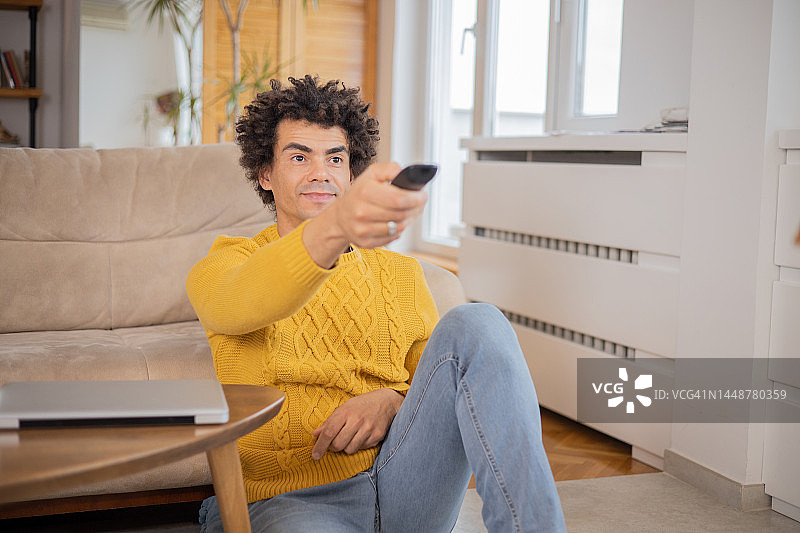 男子在家观看最喜欢的电视节目图片素材