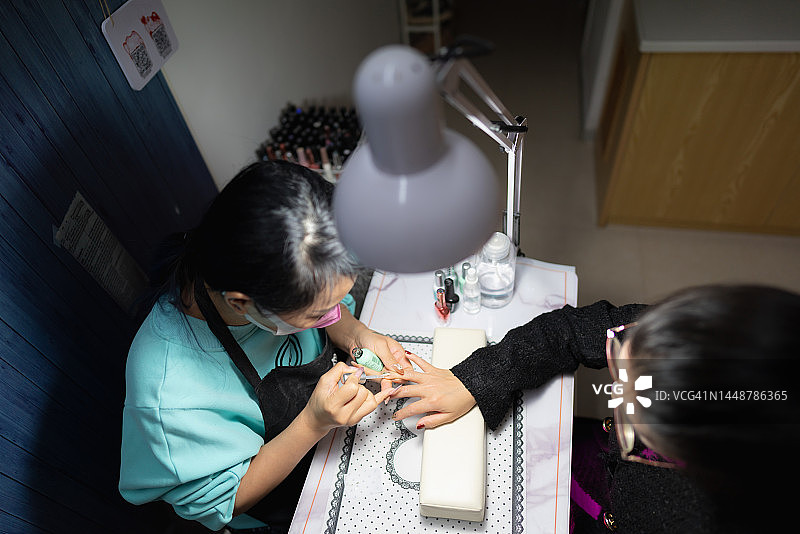 美甲师为女士做美甲图片素材