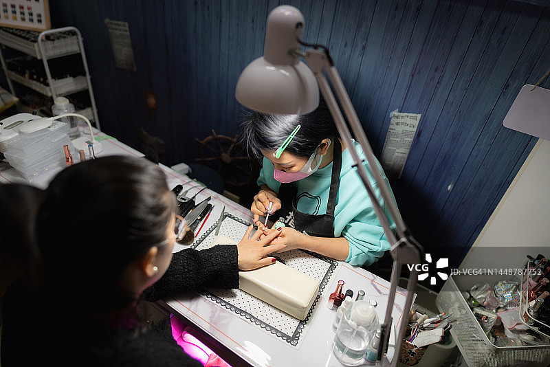 美甲师为女士做美甲图片素材