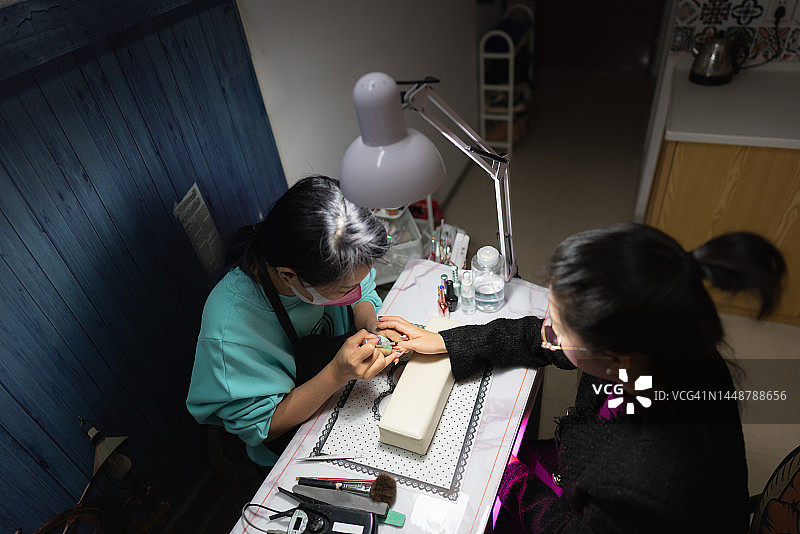 美甲师为女士做美甲图片素材