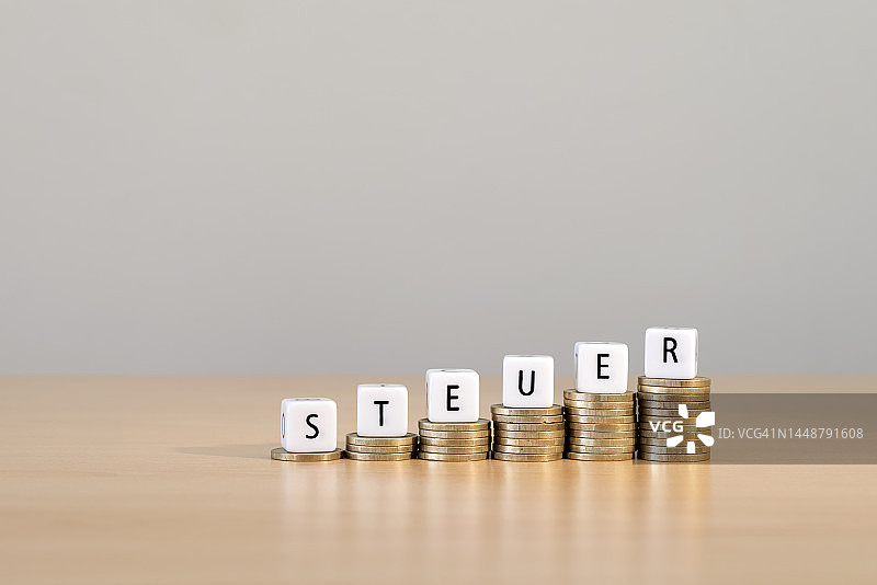 欧元硬币顶部的德语单词“STEUER”（税）图片素材