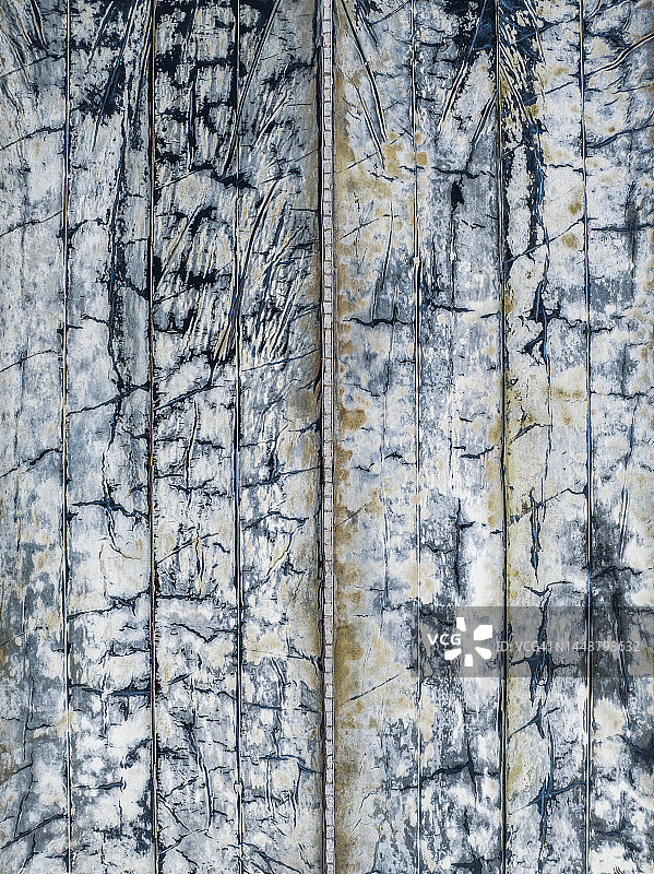 越南无人机拍摄的极度干燥的盐蒸发池图片素材