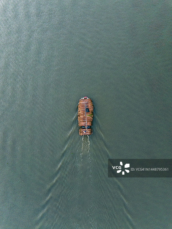 从正上方看到的西贡河上的竹排运输船只，越南胡志明市图片素材