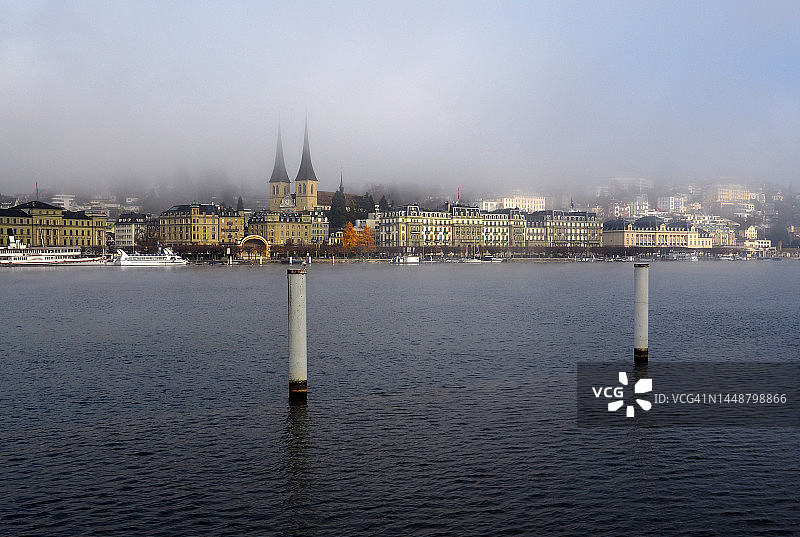 卢塞恩湖畔的酒店和霍夫教堂图片素材